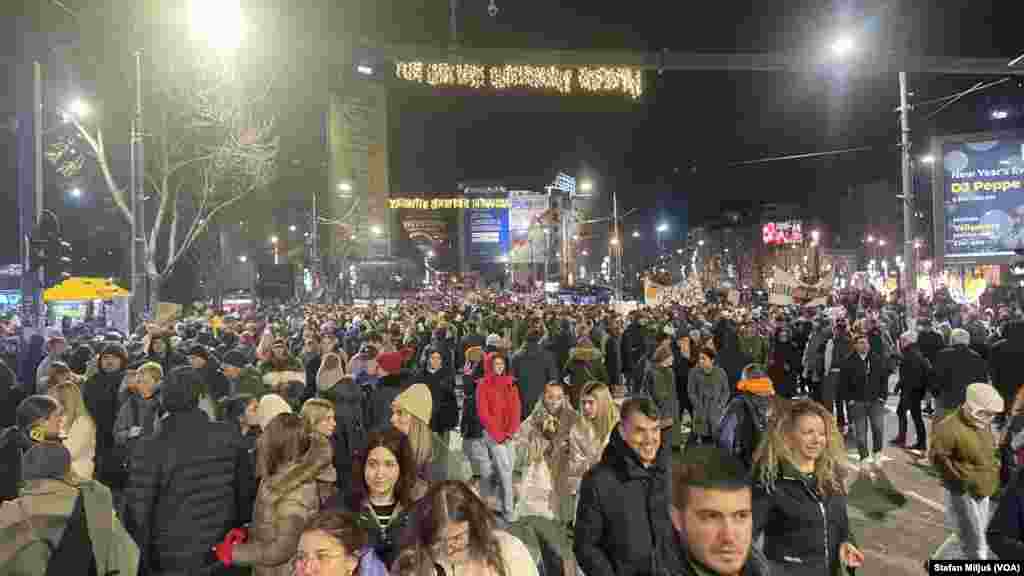 Na beogradskom Trgu Slavija u nedelju 22. decembra održan je veliki antivladin protest studenata i građana koji traže odgovornost za pad nadstrešnice železničke stanice u Novom Sadu 1. novembra i pogibije petnaestoro ljudi (Foto: VOA/Stefan Miljuš)