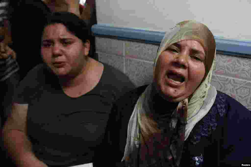 Assassinated Tunisian opposition politician Mohamed Brahmi&#39;s wife, Imbarka (R), and daughter, Balkis, mourn his death in Tunis, July 25, 2013.&nbsp;