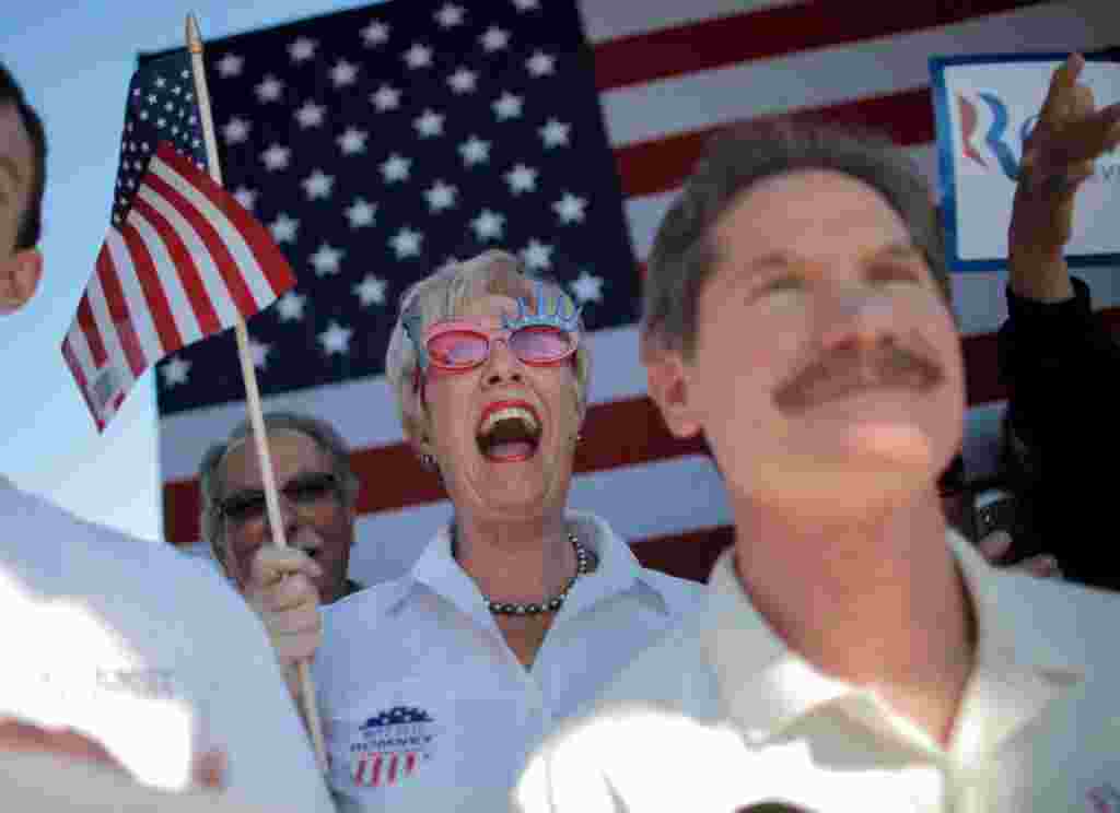Jackie Nigro (tengah) bersorak di tengah-tengah kampanye Mitt Romney di Dunedin, Florida (AP).