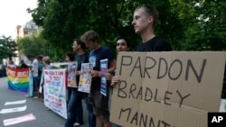 FILE - Supporters of U.S. army Pfc Bradley Manning protest outside the U.S. Embassy in London, August 21, 2013. On Monday, November 14, 2016, transgender prisoner Chelsea Manning, who was sentenced to prison for leaking classified materials to WikiLeaks, has asked President Obama to commute the 35-year sentence to time served. 