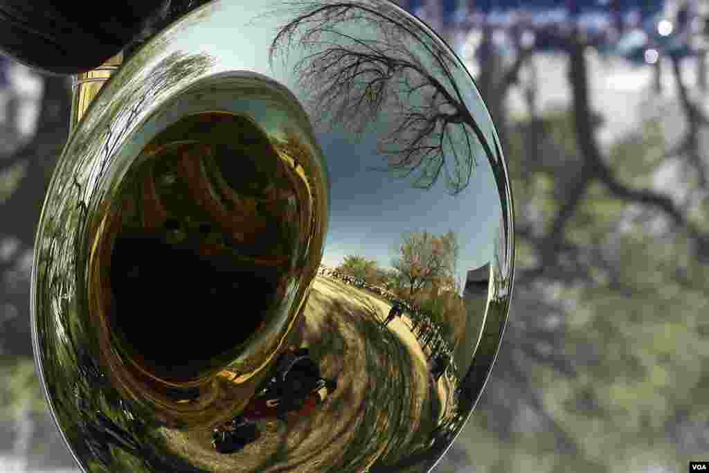 Quảng trường National Mall in bóng qua chiếc kèn của một thành viên đoàn diễu hành.