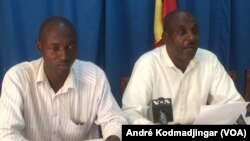 Jules Daniel Yo-Hounkilam et Mahamat Abakar Issa, respectivement rédacteur en chef et directeur de publication du journal bilingue Alchahed Tchad, le 5 septembre 2018. (VOA/André Kodmadjingar)