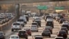 Tráfico congestionado se mueve por el Hollywood Freeway de Los Angeles, en el 2018