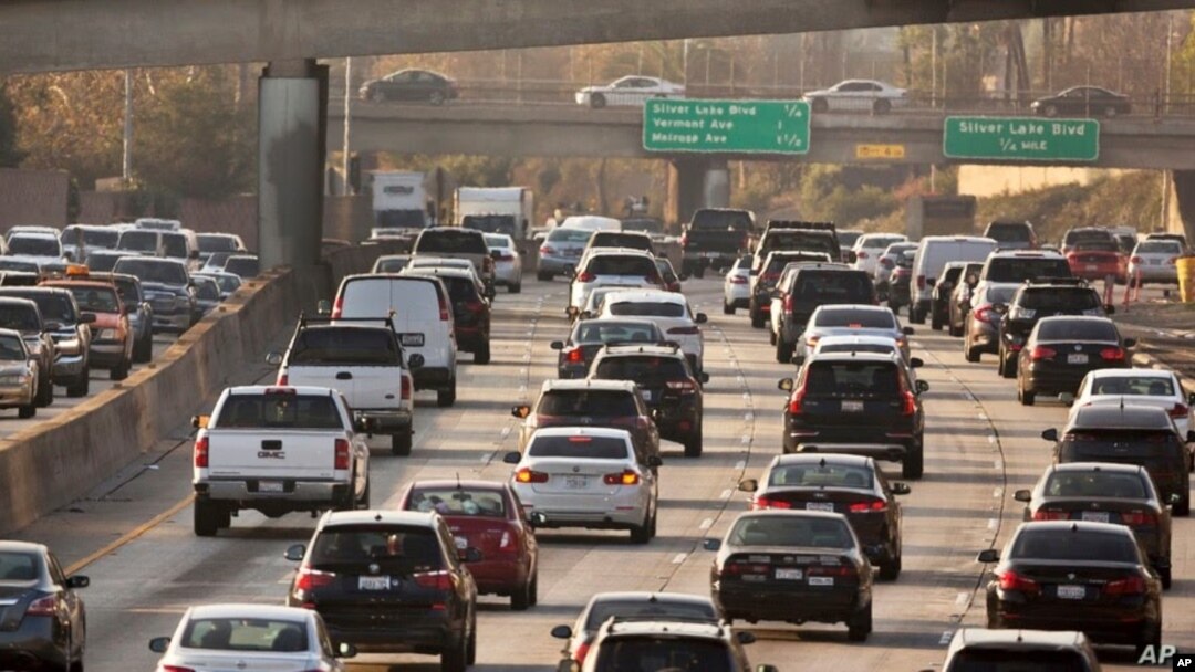 Tráfico congestionado se mueve por el Hollywood Freeway de Los Angeles, en el 2018