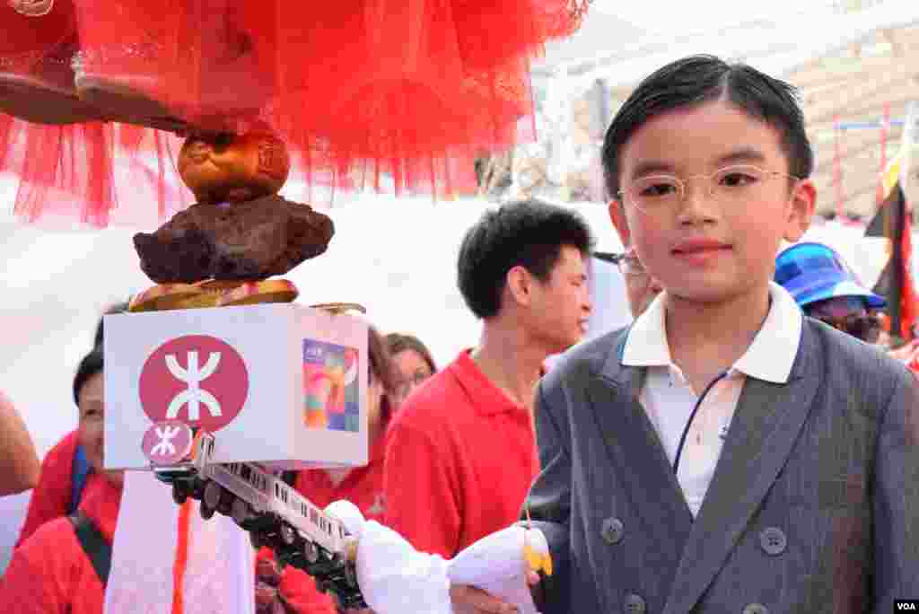 扮演港鐵主席馬時亨的小男孩。(美國之音記者湯惠芸拍攝)