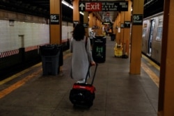 La actividad aun es poca en las plataformas de Subway de Nueva York el 8 de junio de 2020.