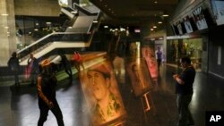 Una pintura del difunto presidente Hugo Chávez decora una habitación del Teatro Teresa Carreno en Caracas, Venezuela. (AP Photo/Matias Delacroix)