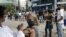Un trabajador de la salud administra una vacuna a una mujer en Río de Janeiro, Brasil en abril de 2021.