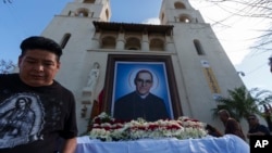 ARCHIVO - Una procesión con la imagen de San Óscar Romero sale de la iglesia Santo Tomás Apóstol en Los Ángeles, el 17 de marzo de 2024.