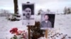 Foto dari korban penembakan di Maine terpasang di sebuah memorial di salah satu area di Lewiston, Maine, pada 5 Desember 2023. (Foto: AP/Robert F. Bukaty)