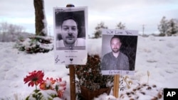 Foto dari korban penembakan di Maine terpasang di sebuah memorial di salah satu area di Lewiston, Maine, pada 5 Desember 2023. (Foto: AP/Robert F. Bukaty)