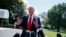 Predsednik Donald Tramp razgovara sa novinarima ispred Bele kuće pred odlazak u svoj golf klub u Bedminsteru, Nju Džersiju, 5. jula 2019. 