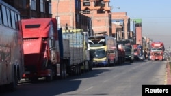 Vehículos esperan en fila para cargar combustible diésel y gasolina, en El Alto, Bolivia, 31 de julio de 2024.