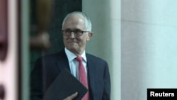 Perdana Menteri Australia Malcolm Turnbull tiba di ruang rapat di gedung Parlemen di Canberra, Australia, 21 Agustus 2018. 