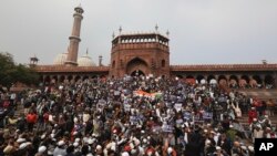 Ratusan demonstran memprotes undang-undang baru mengenai kewarganegaraan yang mengecualikan imigran Muslim, di tangga masjid Jama, masjid ikonik di ibukota India, New Delhi, Jumat (17/1).