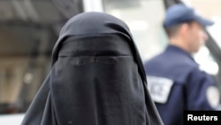 Seorang perempuan mengenakan burka di jalanan Paris, Perancis (foto: dok). Kanselir Jerman ingin menerapkan larangan burka di negaranya. 