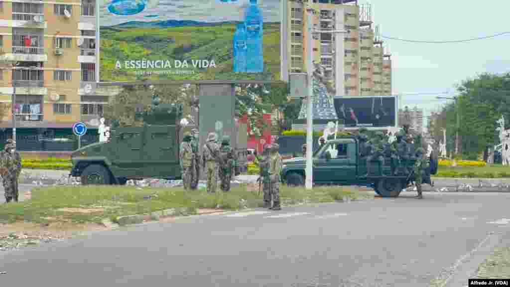 Militares patrulham praça da OMM, onde o advogado Elvino Dias e o mandatário do Partido Podemos foram assassinados em outubro. Maputo, Moçambique, 7 de novembro