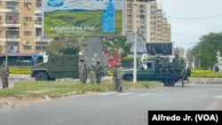 Militares patrulham praça da OMM, onde o advogado Elvino Dias e o mandatário do Partido Podemos foram assassinados em outubro. Maputo, Moçambique, 7 de novembro