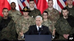 Wakil Presiden AS Mike Pence berbicara di hadapan ratusan tentara Polandia dan AS di Warsawa hari Rabu (13/2).