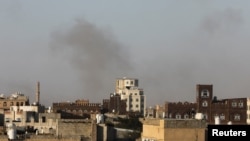 Fumo após ataques israelitas perto do aeroporto de Sanaa