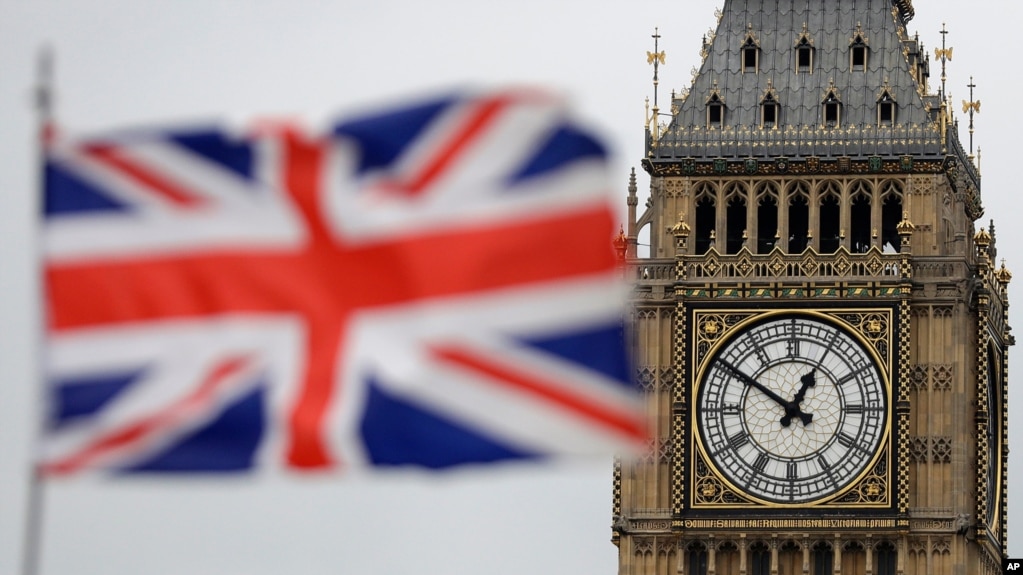 资料照片：在伦敦市中心，英国国会大厦的伊丽莎白塔前飘扬着英国国旗。(2017年3月29日)