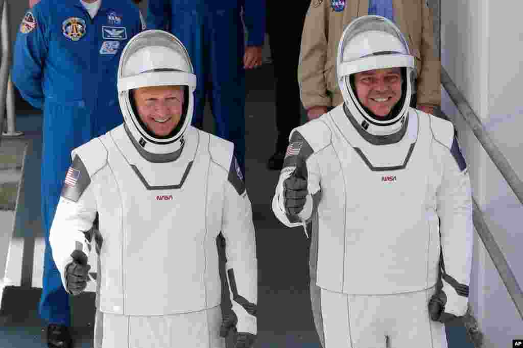  Los astronautas de la NASA Douglas Hurley, a la izquierda, y Robert Behnken salen del edificio de operaciones y cajas Neil A. Armstrong en su camino hacia la plataforma 39-A, en el Centro Espacial Kennedy en Cabo Ca&#241;averal.,…