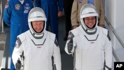 Los astronautas de la NASA Douglas Hurley y Robert Behnken en el Centro Espacial Kennedy en Cabo Cañaveral, Florida, el 30 de mayo de 2020.
