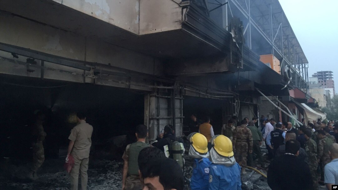 Pekerja darurat berkumpul di lokasi ledakan bom mobil di utara kota Irbil, Irak, Jumat, 17 April 2015. Sebuah bom mobil meledak di luar Konsulat AS di kota Irbil, Irak utara. (Foto: AP)