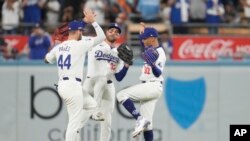 Los jardineros de los Dodgers de Los Ángeles, Andy Pages, Kevin Kiermaier y Mookie Betts, celebran su victoria contra los Mets de Nueva York en el Juego 1 de una Serie de Campeonato de la Liga Nacional de béisbol, el domingo 13 de octubre de 2024, en Los Ángeles. 