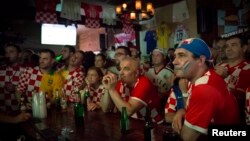 Các fan của đội tuyển Croatia tập trung xem World Cup trong khu Astoria, Queens, New York.