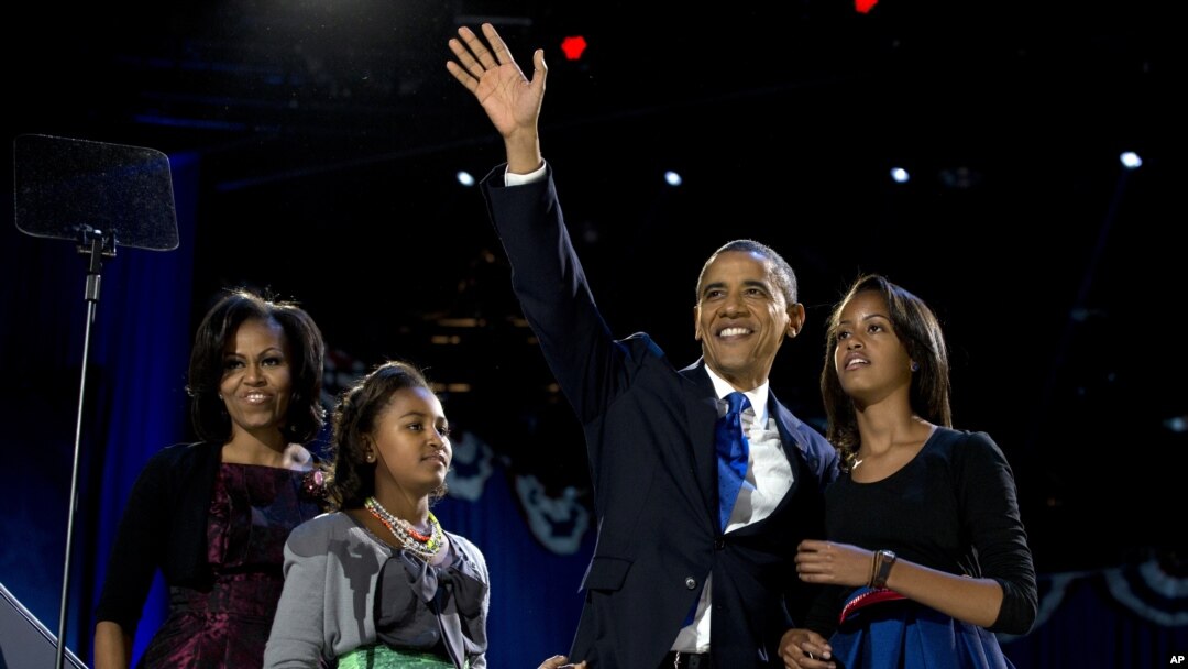 Presiden Barack Obama melambaikan tangan kepada para pendukungnya saat berada di panggung bersama ibu negara, Michelle Obama dan kedua putrinya, Malia dan Sasha untuk memberikan sambutan kemenangan di Chicago, (7/11). 