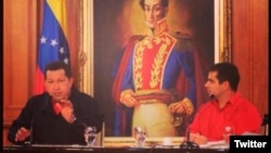 ARCHIVO - El entonces presidente de Venezula, Hugo Chávez, junto a Carlos Rotondaro, expresidente del Instituto Venezolano de los Seguros Sociales y exministro de Salud.