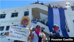 En la foto de archivo un grupo de estudiantes protestan frente a una universidad privada de Nicaragua. [Foto Houston Castillo/VOA]