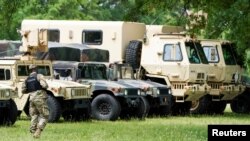 En Washington DC miembros de la Guardia Nacional acampan cerca de la Casa Blanca en previsión de algún altercado en el sexto día consecutivo de protestas por la muerte del afroamericano George Floyd.