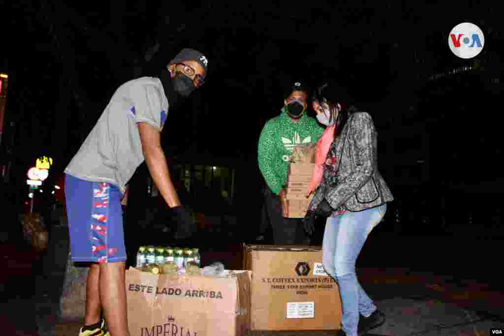 Los alimentos, incluso, han llegado a migrantes venezolanos. Ángel (centro) y&nbsp;Marilis (I) dicen que aunque el hospedaje es gratuito, no tienen cómo recoger dinero y alimentar a los 86 migrantes que viven en su residencia.