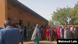 Women line up to cast their votes in Agadez, Niger, Dec. 27, 2020. (Mahmud Lalo/VOA Hausa)