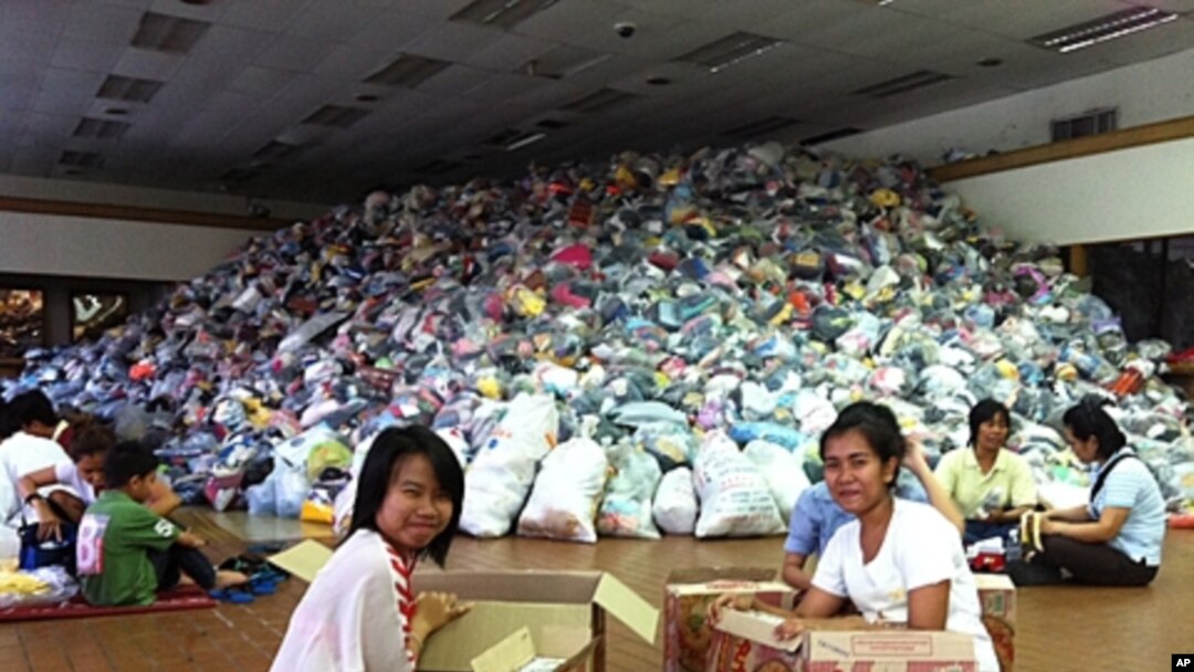 Thai flood relief volunteers, October 17, 2011.