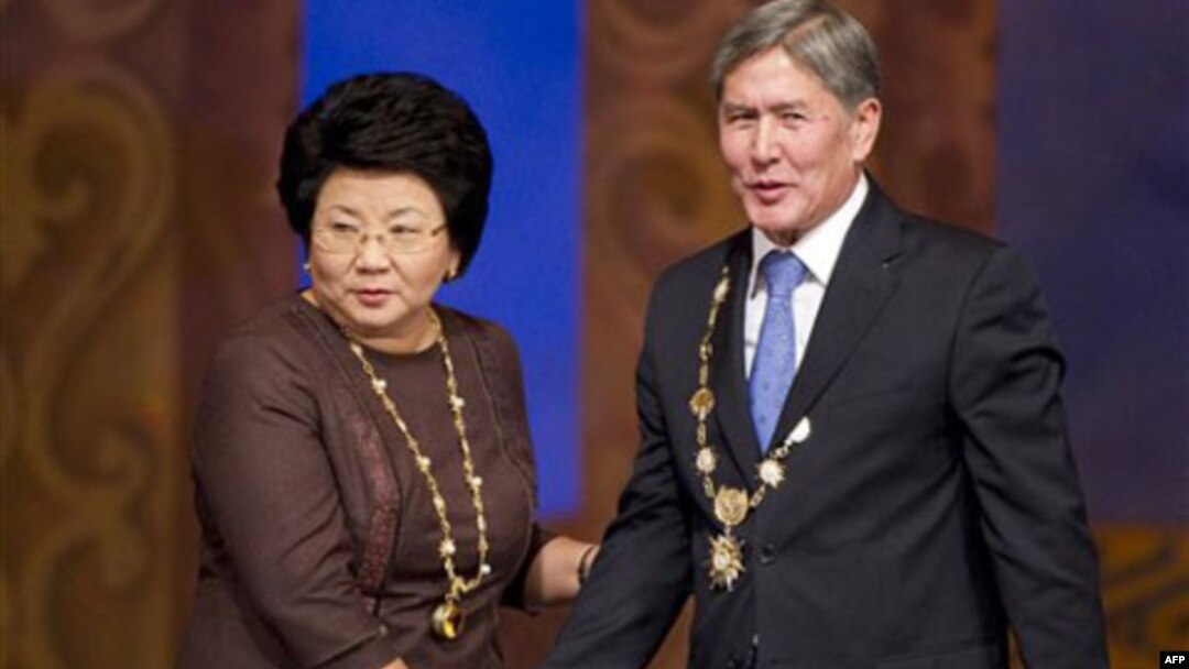 Qirg'iziston sobiq rahbari Roza Otunbayeva, amaldagi prezident Almazbek Atambayev