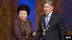 Qirg'iziston sobiq rahbari Roza Otunbayeva, amaldagi prezident Almazbek Atambayev