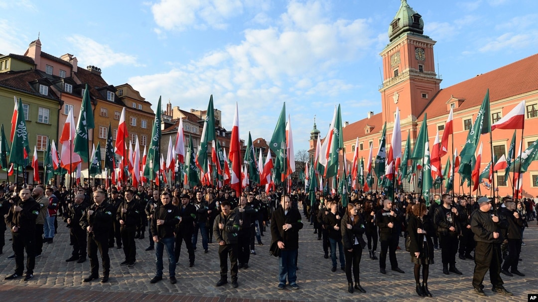 Arhiva - Pripadnici Nacionalno-radikalnog kampa, grupe ekstremnih desničara, obeležavaju 83. godišnjicu svoje organizacije u Vašravi, Poljska, 29. aprila 2017.