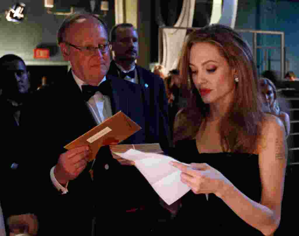 Angelina Jolie bersiap-siap di belakang panggung sebelum tampil sebagai salah satu presenter Academy Awards 2012 (AP).