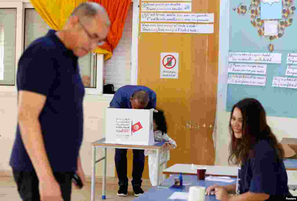 Wapiga kura washiriki katika duru ya pili ya uchaguzi wa rais Tunisia
