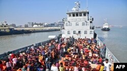 Pengungsi Rohingya di geladak kapal Angkatan Laut Bangladesh, saat dipindahkan ke Pulau Bhashan Char di Teluk Bengal, Chittagong, 29 Januari 2021. (Foto oleh - / AFP)
