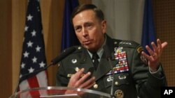 جه‌نه‌راڵ په‌تره‌یه‌س فه‌رماندی هێزه‌کانی وڵاته‌ یه‌کگرتووه‌کانی ئه‌مه‌ریکا و هاوپه‌یمانی ناتۆ له‌ ئه‌فغانستان، (ئه‌رشیفی وێنه‌)