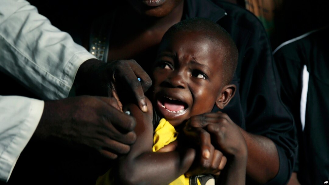 Một cậu bé được tiêm vắc xin sốt vàng ở quận Kisenso, Congo, 21/7/2016.