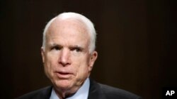 Ketua Komite Angkatan Bersenjata di Senat, Sen. John McCain, R-Ariz, tampak di Capitol Hill di Washington, Selasa, 11 Juli 2017 dalam sidang dengar konfirmasi oleh komite untuk calon menteri Angkatan Laut, Richard Spencer (foto: AP Photo/Jacquelyn Martin)