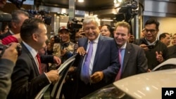 El presidente electo de México, Andrés Manuel López Obrador, es rodeado por la prensa al salir del hotel donde dio una conferencia de prensa en Ciudad de México, el lunes 9 de julio de 2018. López Obrador se reunirá el viernes con el yerno y asesor del presidente Donald Trump, Jared Kushner y con el secretario de Estado de EE.UU., Mike Pompeo.