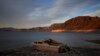 Un bote hundido se observa en un área del Lago Mead después de bajar las aguas por la sequía el 10 de mayo de 2022. Foto AP.