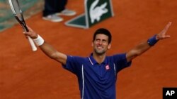 Novak Djokovic berhasil maju ke semifinal turnamen grand slam untuk ke-12 kalinya di turnamen Perancis Terbuka setelah mengalahkan Tommy Haas dengan straight set 6-3, 7-6, 7-5 (foto: dok). 