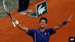 Petenis Serbia Novak Djokovic dalam pertandingan di Perancis Terbuka Mei 2013. (Foto: Dok)